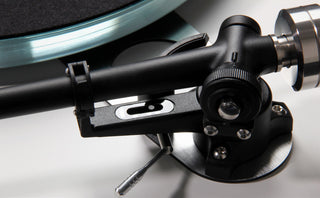 Rega: Planar 6 Turntable w/ ND5 Cartridge - Polaris Grey
